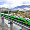 Olyan magasan közlekedik Tibet első nagysebességű vonata, hogy külön oxigént adnak az utasoknak