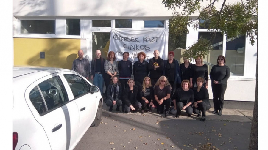 A Dunakeszi Radnóti Miklós Gimnáziumban is tiltakoztak hétfőn a Kölcsey Ferenc Gimnázium tanárainak kirúgása miatt